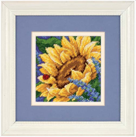 Siuvinėjimo komplektas kryželiu „Saulėgrąža ir boružėlė“, 13×13 cm - kaSiulai.lt