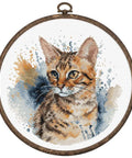 Siuvinėjimo komplektas kryželiu su lankeliu „Bengalo katė“ 16×16 cm — puiki dovana - kaSiulai.lt