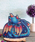 Siuvinėjimo komplektas kryželiu „Sutemų drakonas“, plastikinė kanva 15×12 cm - kaSiulai.lt