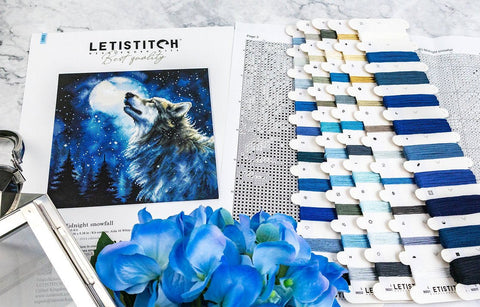 Siuvinėjimo komplektas kryželiu „Vidurnakčio sniegas“ — žiemos peizažas 24×24 cm - kaSiulai.lt