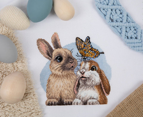 Siuvinėjimo komplektas kryželiu „Žavūs kailėti draugai“ – katytė ir šuniukas - kaSiulai.lt