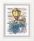Siuvinėjimo komplektas kryželiu „Žibintas su gėlėmis“, 16 ct, 17×22 cm, 20 spalvų - kaSiulai.lt