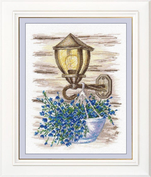 Siuvinėjimo komplektas kryželiu „Žibintas su gėlėmis“, 16 ct, 17×22 cm, 20 spalvų - kaSiulai.lt