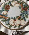 Siuvinėjimo komplektas kryželiu „Žiemos aromatas“ — Aida 14, 25×23 cm - kaSiulai.lt