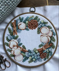 Siuvinėjimo komplektas kryželiu „Žiemos aromatas“ — Aida 14, 25×23 cm - kaSiulai.lt