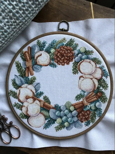Siuvinėjimo komplektas kryželiu „Žiemos aromatas“ — Aida 14, 25×23 cm - kaSiulai.lt