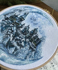 Siuvinėjimo komplektas „Mėnulio pilis“, Aida 18 ct, 30 spalvų, 25×26 cm - kaSiulai.lt