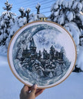 Siuvinėjimo komplektas „Mėnulio pilis“, Aida 18 ct, 30 spalvų, 25×26 cm - kaSiulai.lt