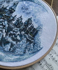 Siuvinėjimo komplektas „Mėnulio pilis“, Aida 18 ct, 30 spalvų, 25×26 cm - kaSiulai.lt