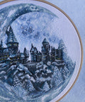 Siuvinėjimo komplektas „Mėnulio pilis“, Aida 18 ct, 30 spalvų, 25×26 cm - kaSiulai.lt
