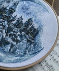 Siuvinėjimo komplektas „Mėnulio pilis“, Aida 18 ct, 30 spalvų, 25×26 cm - kaSiulai.lt