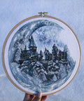 Siuvinėjimo komplektas „Mėnulio pilis“, Aida 18 ct, 30 spalvų, 25×26 cm - kaSiulai.lt