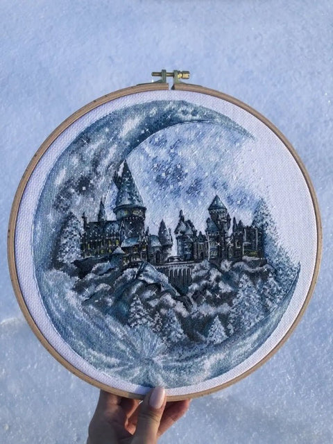 Siuvinėjimo komplektas „Mėnulio pilis“, Aida 18 ct, 30 spalvų, 25×26 cm - kaSiulai.lt