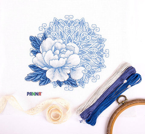 Siuvinėjimo komplektas „Nuostabi gėlė“ – kryželiu dekoruota dovana kūrybai - kaSiulai.lt