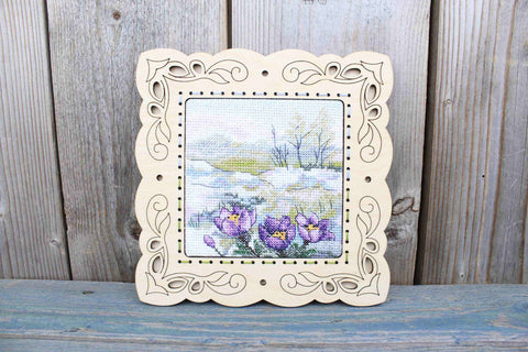 Siuvinėjimo komplektas „Pirmosios gėlės“ (kryželiu), 11×11 cm — pradedantiesiems - kaSiulai.lt