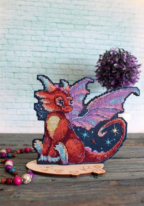 Siuvinėjimo komplektas plastikinėje kanvoje „Vidurnakčio drakonas“ 12×15 cm - kaSiulai.lt