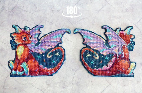 Siuvinėjimo komplektas plastikinėje kanvoje „Vidurnakčio drakonas“ 12×15 cm - kaSiulai.lt
