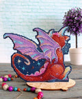Siuvinėjimo komplektas plastikinėje kanvoje „Vidurnakčio drakonas“ 12×15 cm - kaSiulai.lt