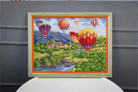 Siuvinėjimo komplektas skaičiuotu kryželiu — Balionai virš pilies, 31,5×42,5 cm - kaSiulai.lt