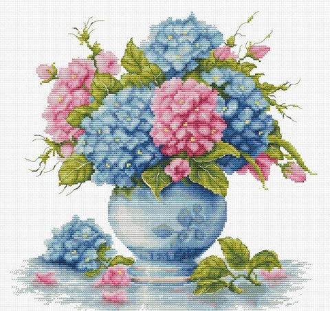 Siuvinėjimo komplektas „Vaza su hortenzijomis“ 26×26 cm - kaSiulai.lt