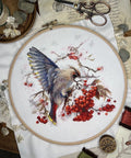 Siuvinėjimo komplektas „Waxwing“ kryželiu — spalvingas paukštis, 19×19,5 cm - kaSiulai.lt