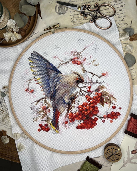 Siuvinėjimo komplektas „Waxwing“ kryželiu — spalvingas paukštis, 19×19,5 cm - kaSiulai.lt