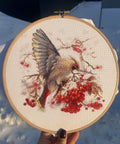 Siuvinėjimo komplektas „Waxwing“ kryželiu — spalvingas paukštis, 19×19,5 cm - kaSiulai.lt