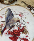 Siuvinėjimo komplektas „Waxwing“ kryželiu — spalvingas paukštis, 19×19,5 cm - kaSiulai.lt