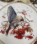 Siuvinėjimo komplektas „Waxwing“ kryželiu — spalvingas paukštis, 19×19,5 cm - kaSiulai.lt