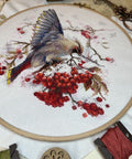 Siuvinėjimo komplektas „Waxwing“ kryželiu — spalvingas paukštis, 19×19,5 cm - kaSiulai.lt