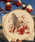 Siuvinėjimo komplektas „Waxwing“ kryželiu — spalvingas paukštis, 19×19,5 cm - kaSiulai.lt