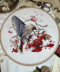Siuvinėjimo komplektas „Waxwing“ kryželiu — spalvingas paukštis, 19×19,5 cm - kaSiulai.lt