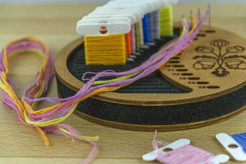 Siuvinėjimo organizatorius plastikiniams siūlų ritinėliams — talpus ir kompaktiškas - kaSiulai.lt