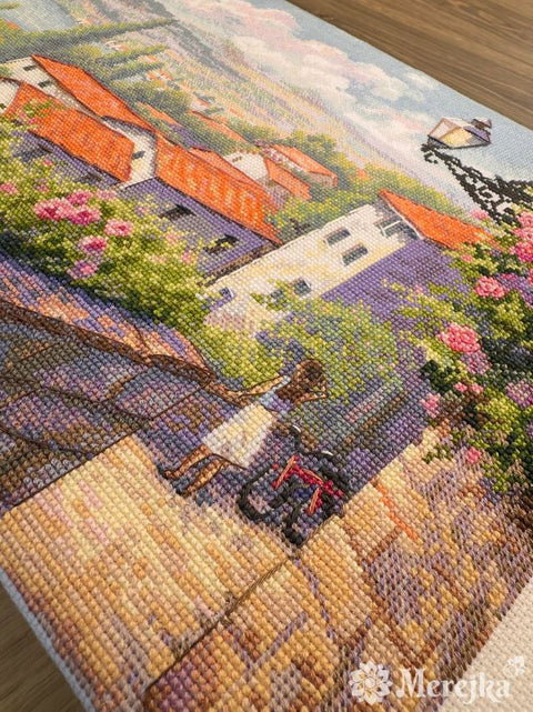 Siuvinėjimo kryželiu rinkinys „Vasaros šnabždesiai“ – vasaros peizažas ant balto Zweigart Aida 16, 43,5×25 cm