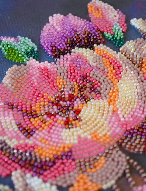 Karoliukų siuvinėjimo rinkinys „Žydinčios mintys“, 26x39 cm paveikslas AAB-958