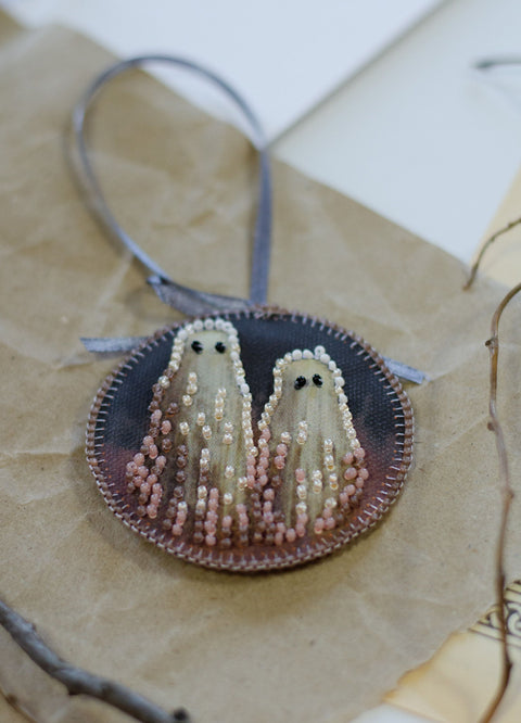 Helovino stalo dekoracija „Boo!“ – medinė interjero puošmena 13,2 x 6,6 cm