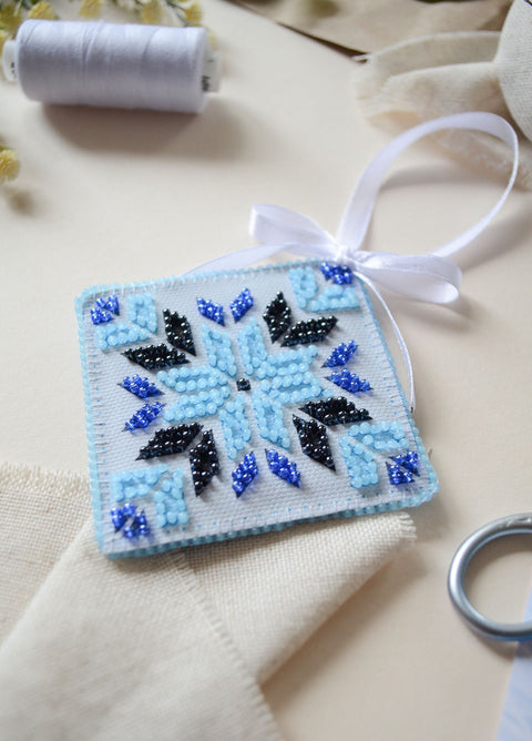 Žiemos nuotaikos stalo dekoracija 13,2 x 6,6 cm AABT-046