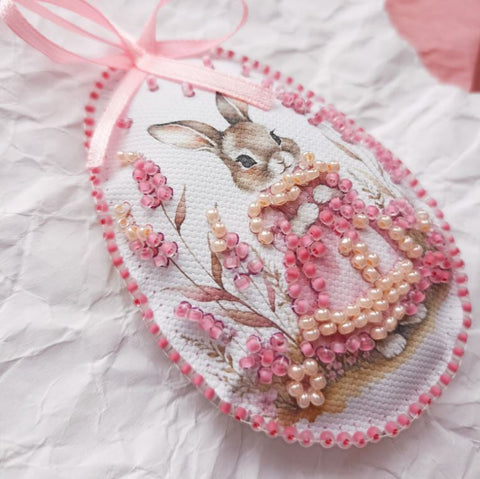 Velykinis dekoro rinkinys „Zuikutis“ 15×5 cm – karoliukų siuvinėjimo komplektas kūrybiniams darbams