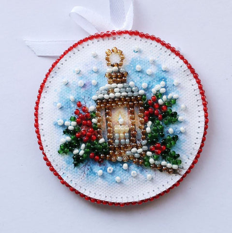 Kalėdinis dekoravimo rinkinys „Dainuojančios Kalėdos“ su karoliukų siuvinėjimu, 13,2 x 6,6 cm dekoracija