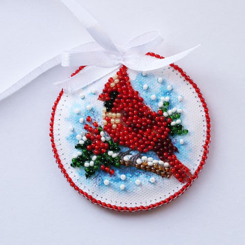 Kalėdinis dekoravimo rinkinys „Dainuojančios Kalėdos“ su karoliukų siuvinėjimu, 13,2 x 6,6 cm dekoracija