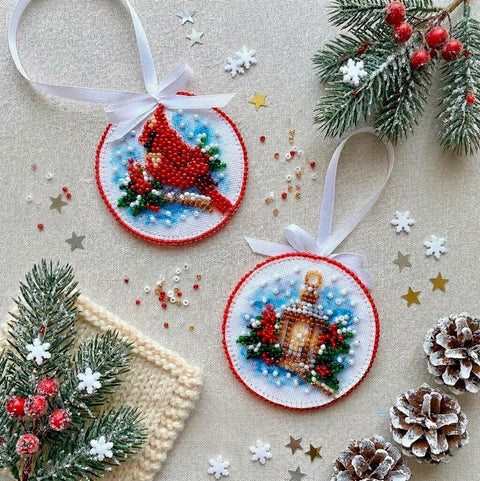 Kalėdinis dekoravimo rinkinys „Dainuojančios Kalėdos“ su karoliukų siuvinėjimu, 13,2 x 6,6 cm dekoracija