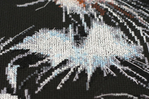 Siuvinėjimo kryželiu komplektas „Pūkuotas kačiukas“ 30x35 cm – mielas paveikslo rinkinys
