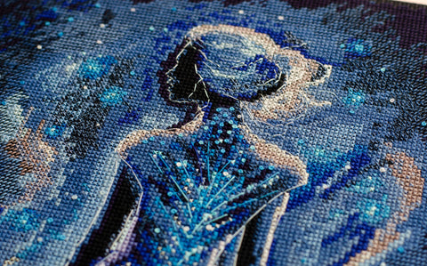 Siuvinėjimo kryželiu rinkinys „Sapnų sergėtoja“ ant juodo aido, 25x43 cm, su metalizuotais siūlais
