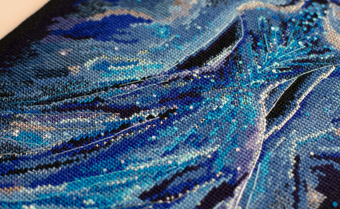 Siuvinėjimo kryželiu rinkinys „Sapnų sergėtoja“ ant juodo aido, 25x43 cm, su metalizuotais siūlais