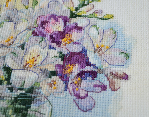 Siuvinėjimo kryželiu rinkinys „Pirmoji puokštė“ 17×17 cm rankdarbiams
