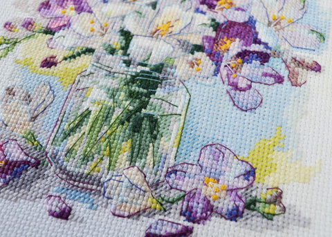 Siuvinėjimo kryželiu rinkinys „Pirmoji puokštė“ 17×17 cm rankdarbiams