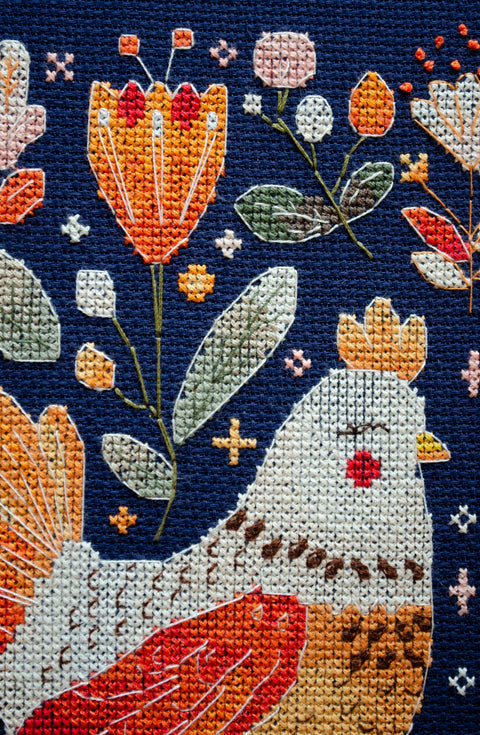 Siuvinėjimo kryželiu komplektas „Geriausios vištų draugės“, 23×23 cm rankdarbių paveikslas