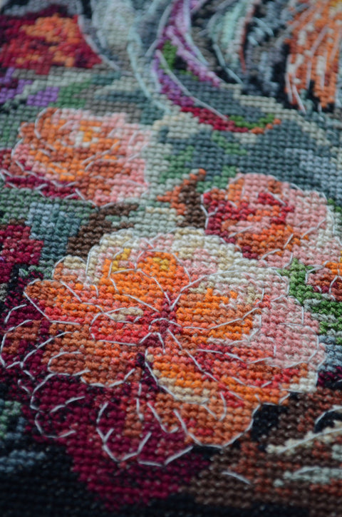 Siuvinėjimo kryželiu rinkinys „Gaidys kieme“ 23x30 cm – Deco Scenes paveikslas namų dekorui