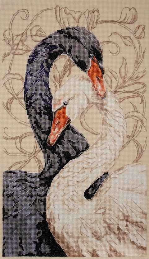Kryželiu siuvinėjimo komplektas „Meilės gulbės“ paveikslui 21x36 cm AAH-269