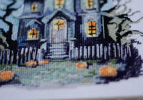 Siuvinėjimo kryželiu komplektas „Vaiduoklių namas“, 17x20 cm, AAH-277